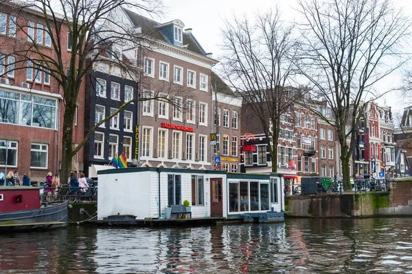 Uitzicht op straat in het historische centrum van Amsterdam — Stockfoto