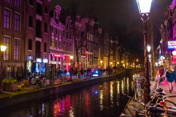Nacht straatmening in Red Light District van Amsterdam — Stockfoto