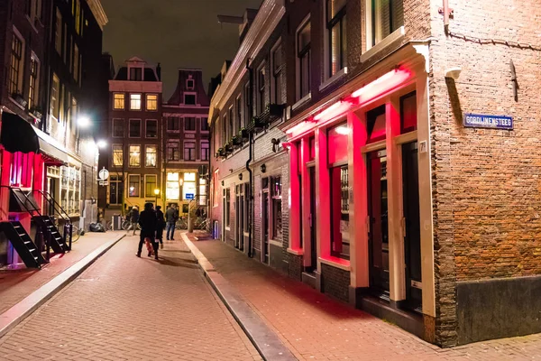 Nocny widok ulicy w dzielnicy czerwonych latarni w Amsterdamie — Zdjęcie stockowe