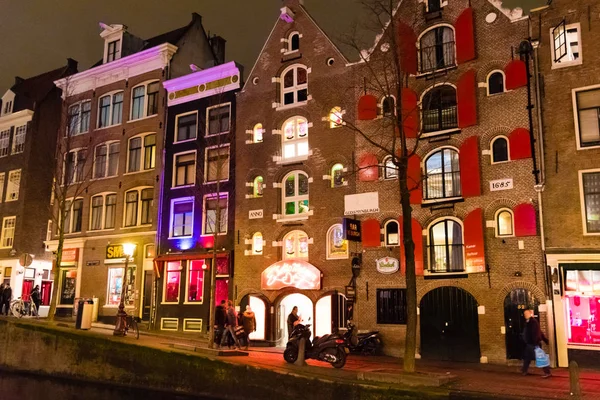 Red Light District Amsterdam gece sokak görünümü — Stok fotoğraf