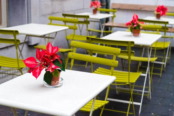 Tables, chaises et débits à la cafétéria extérieure — Photo
