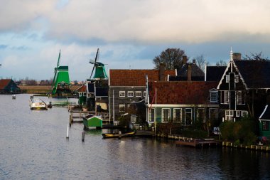 Zaanse Schans köyündeki kırsal Hollanda manzarası