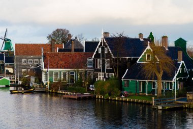 Zaanse Schans köyündeki kırsal Hollanda manzarası