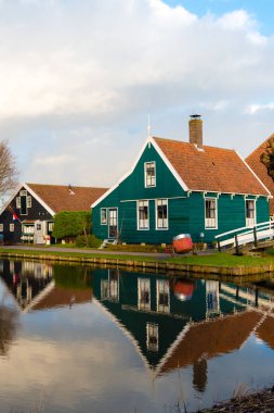 Zaanse Schans köyündeki kırsal Hollanda manzarası
