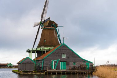 Zaanse Schans köyündeki kırsal Hollanda manzarası