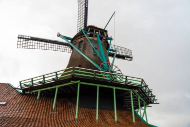 Zaanse Schans köyündeki kırsal Hollanda manzarası