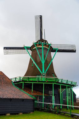 Zaanse Schans köyündeki kırsal Hollanda manzarası