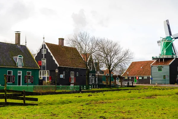 Paisagem rural holandesa na aldeia de Zaanse Schans — Fotografia de Stock