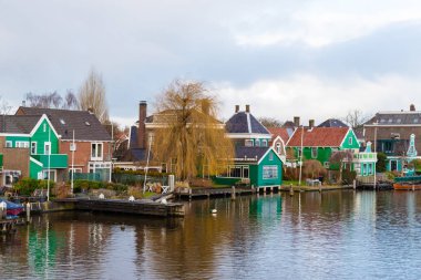 Zaanse Schans köyündeki kırsal Hollanda manzarası