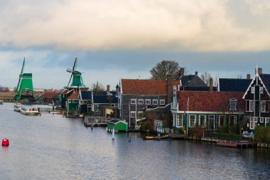 Zaanse Schans köyündeki kırsal Hollanda manzarası