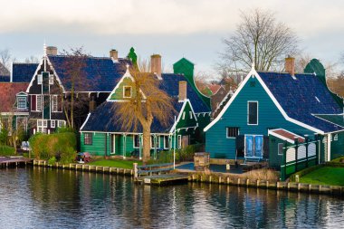 Zaanse Schans köyündeki kırsal Hollanda manzarası