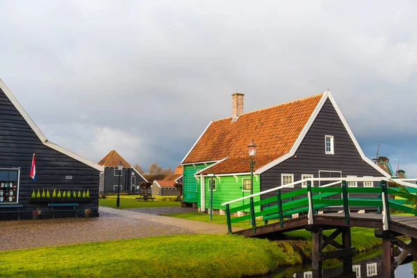 Paisagem rural holandesa na aldeia de Zaanse Schans — Fotografia de Stock