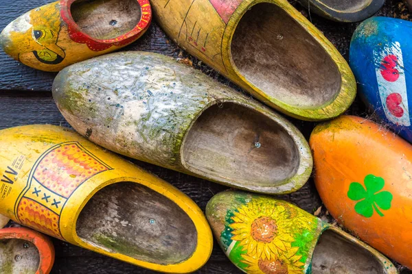Scarpe tradizionali in legno olandesi fatte a mano — Foto Stock
