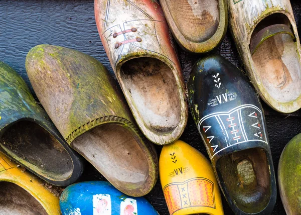 Zapatos de madera holandeses tradicionales hechos a mano — Foto de Stock