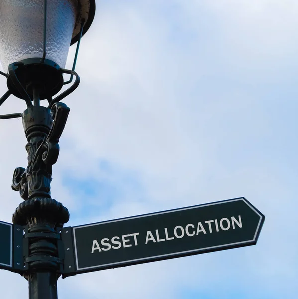 Asignación de activos signo direccional en el puesto de guía — Foto de Stock
