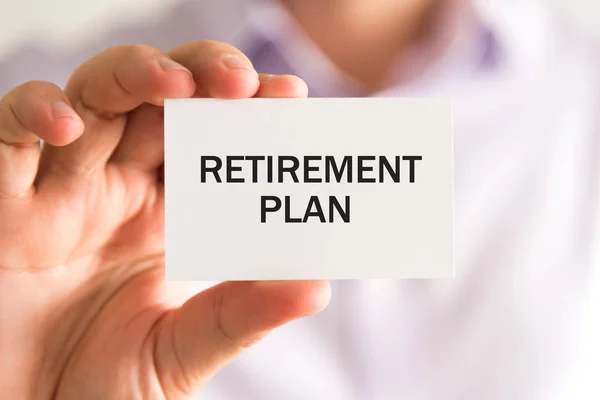 Affärsman hålla pensionering Plan text kort — Stockfoto