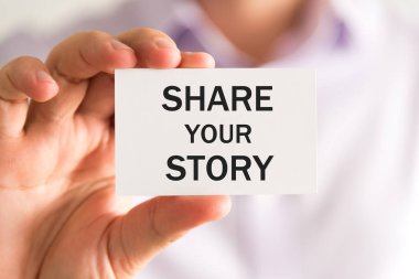 Paylaşım hikaye metin kartınızı tutan işadamı