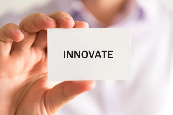 Επιχειρηματίας που κρατά μια κάρτα με το κείμενο Innovate — Φωτογραφία Αρχείου