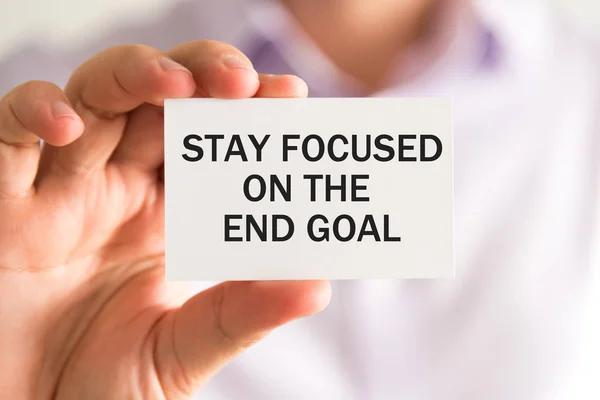 Cartão com texto STAY FOCUSED ON THE END GOAL — Fotografia de Stock