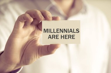 Millennials burada çoğu metin kartı tutan işadamı