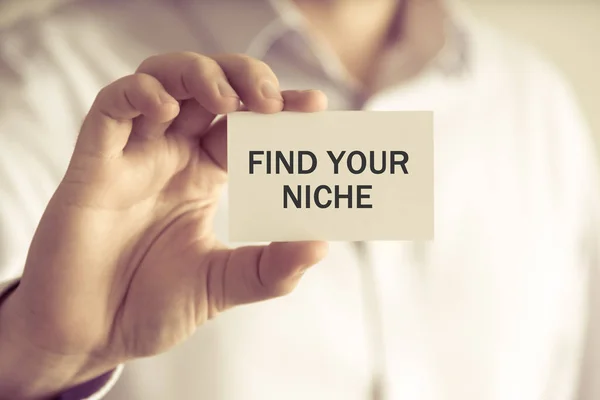 Businessman holding FIND YOUR NICHE message card — Stock Photo, Image