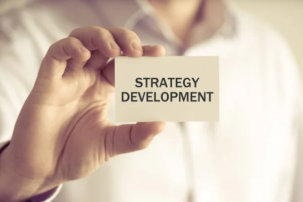 Affärsman hålla strategiutveckling meddelande kort — Stockfoto