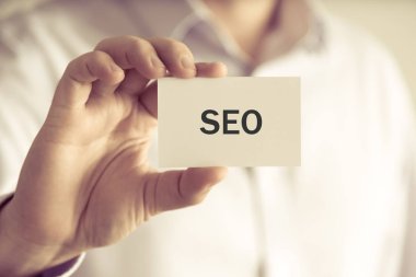 SEO mesaj kart tutan işadamı