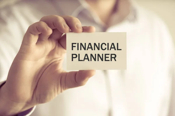 Biznesmen posiadania karty wiadomość Planowanie finansowe — Zdjęcie stockowe