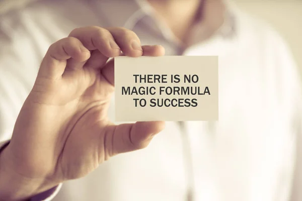 そこはないマジック式成功へのメッセージ カードを保持している実業家 — ストック写真