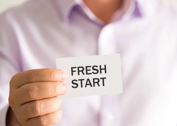 Επιχειρηματίας που κρατά μια κάρτα με το κείμενο Fresh Start — Φωτογραφία Αρχείου
