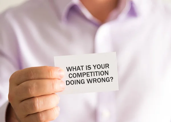 Επιχειρηματίας που κρατά μια κάρτα με το κείμενο αυτό είναι το ανταγωνισμό σας κάνει λάθος ? — Φωτογραφία Αρχείου