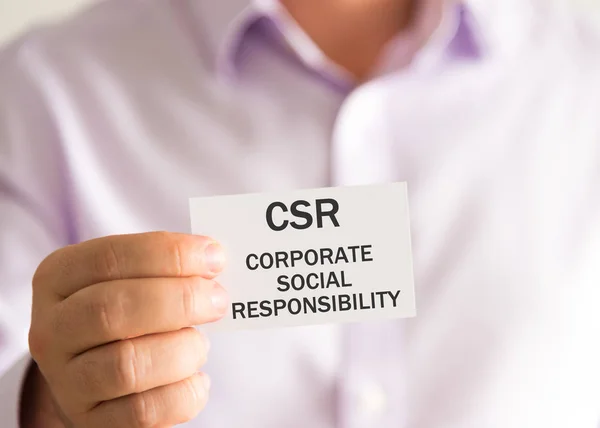 テキスト Csr 企業の社会的責任を持つカードを保持している実業家 — ストック写真