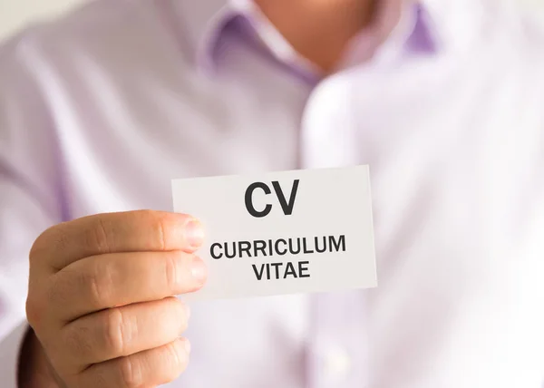 Podnikatel, drží kartu s textem Projděte si také anglickou Curriculum Vitae — Stock fotografie