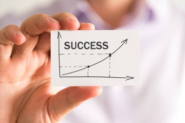 Başarı ile bir kart tutan işadamı yükselen ok ve grafik