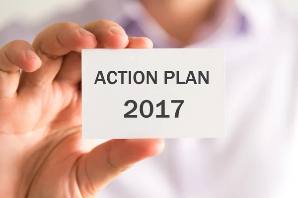 Affärsman som håller en kort med Action Plan 2017 meddelande — Stockfoto