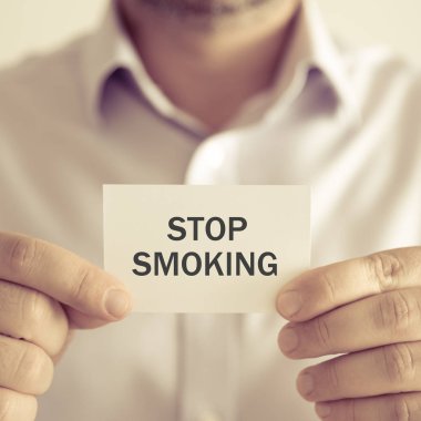 Stop Smoking mesaj kart tutan işadamı