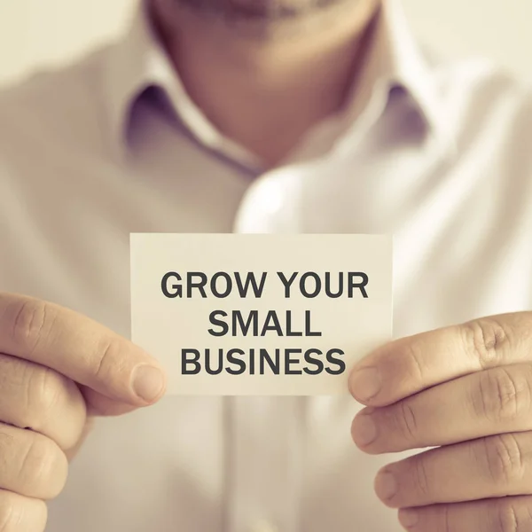Posiadacze karty wiadomość Grow Your Business małych biznesmen — Zdjęcie stockowe