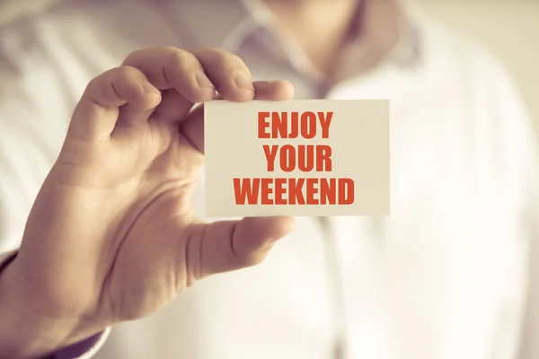 Affärsman hålla njuta av din Weekend meddelande kort — Stockfoto