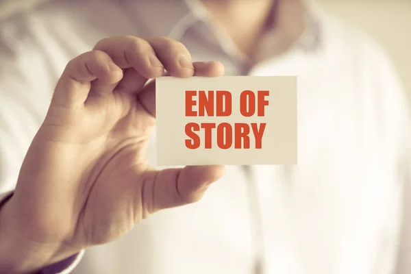 Pengusaha yang memegang END dari kartu pesan STORY — Stok Foto
