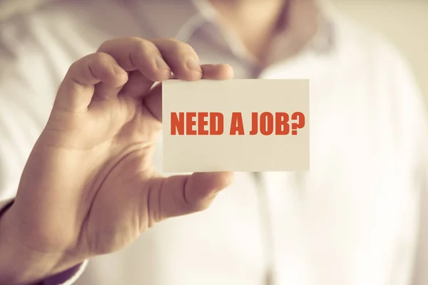 Επιχειρηματίας κρατώντας χρειάζεται μια δουλειά; μήνυμα κάρτα — Φωτογραφία Αρχείου