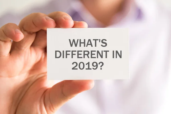 Affärsman hålla ett kort med Whats olika i 2019? meddelande — Stockfoto