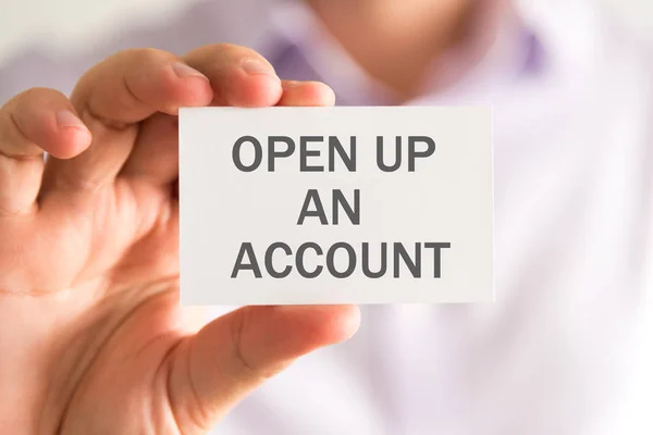 Affärsman som håller en kort med öppna upp ett konto meddelande — Stockfoto