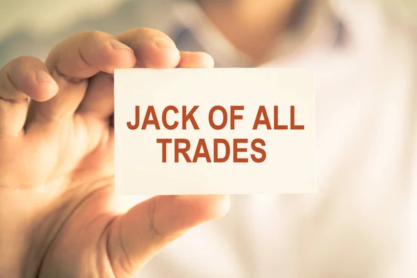 Бизнесмен, держащий JACK OF ALL TRADES — стоковое фото