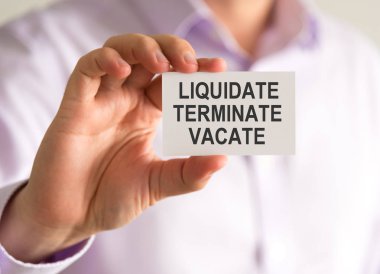 Liquidate, sonlandırma, Vacate mesaj ile bir kart tutan işadamı