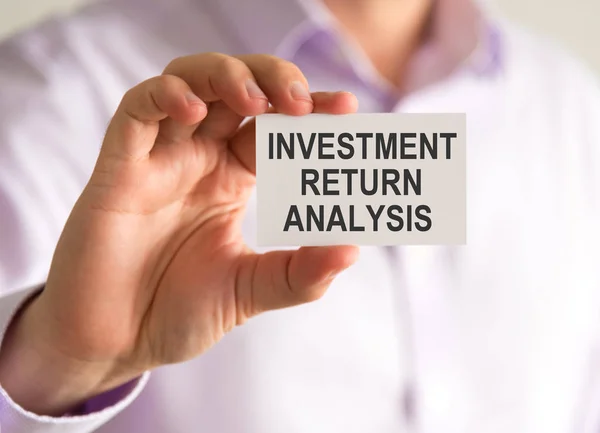 Podnikatel, drží kartu s investice vrátíte analýza zprávy — Stock fotografie