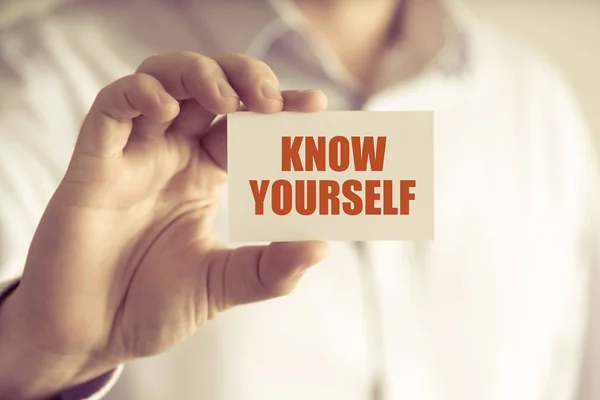 Businessman holding KNOW YOURSELF message card — Stock Photo, Image