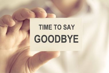 Zaman için Say Goodbye mesaj kart tutan işadamı