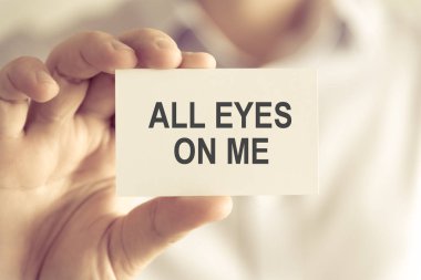 Tüm gözler bana mesaj kart tutan işadamı