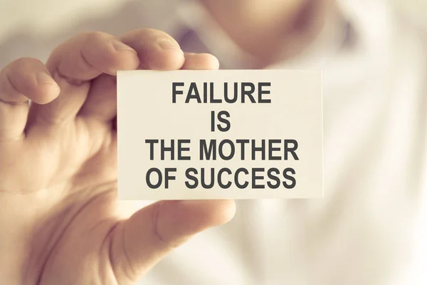 Επιχειρηματίας που κατέχουν κάρτα μήνυμα αποτυχία είναι η μητέρα της επιτυχίας — Φωτογραφία Αρχείου