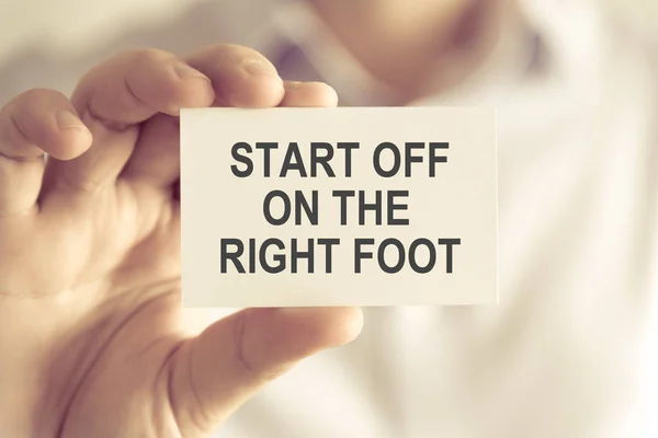 Start Off üzerinde sağ ayak mesaj kart tutan işadamı — Stok fotoğraf